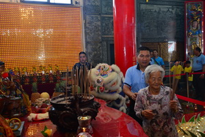 副主委攙扶村中長者